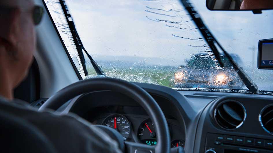 Nguyên tắc vàng lái xe trời mưa đảm bảo an toàn